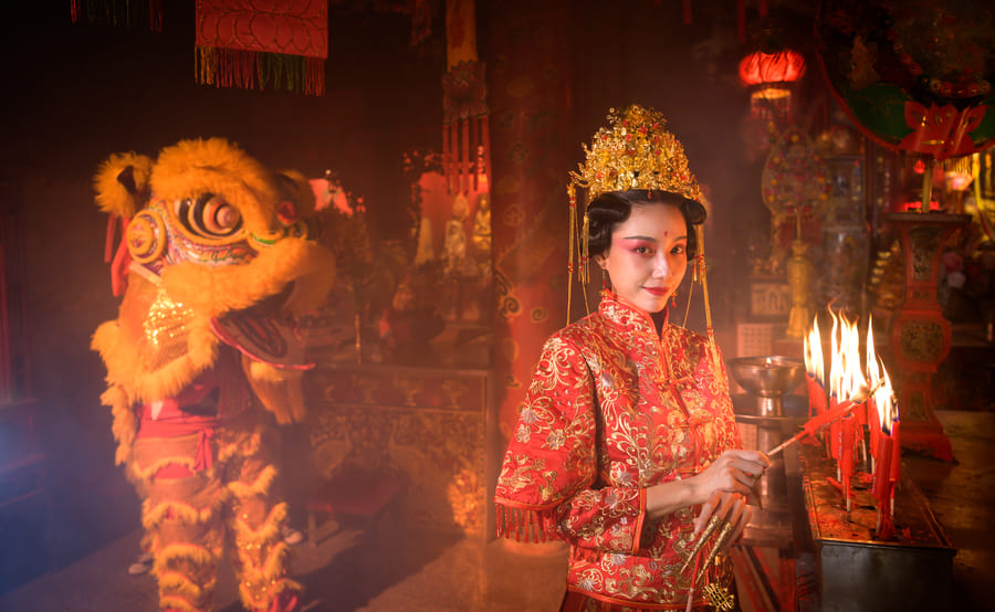 mujer china con un dragón en el templo