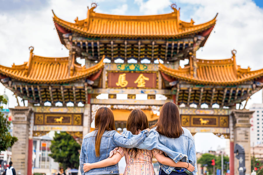 tres chicas mirando templo en china